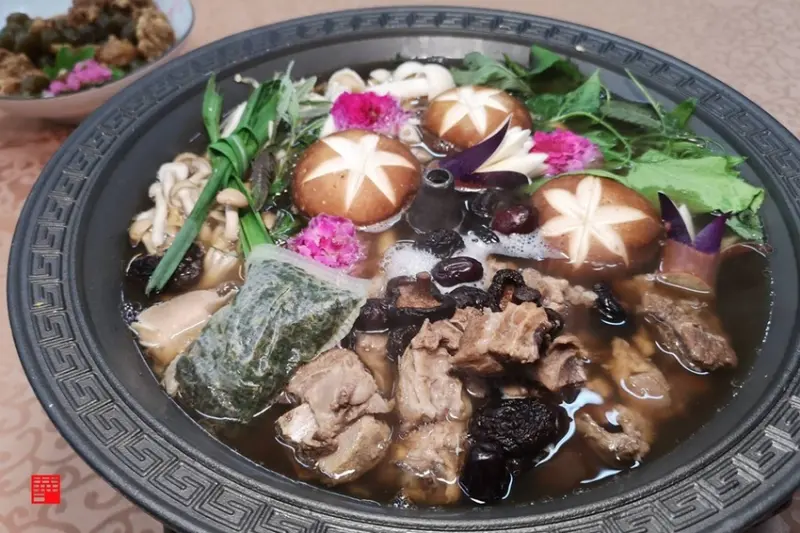 高雄甲仙美食／在地人推薦50年老餐廳皇都飯店　限定款梅漬⾖乳雞像火山噴發、香草火鍋必嚐 - 跟著華少吃吃吃