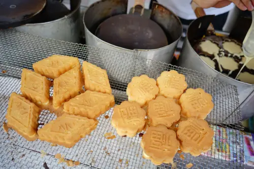 台南｜鹽水 碳烤雞蛋糕 傳統古早味點心 - 奇奇一起玩樂趣