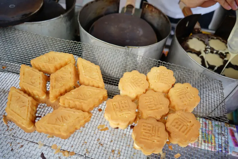 台南｜鹽水 碳烤雞蛋糕 傳統古早味點心 - 奇奇一起玩樂趣
