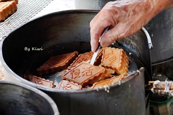【台南鹽水】排隊排到很甘願之傳統美食炭火阿伯雞蛋糕(鹽水點心城)