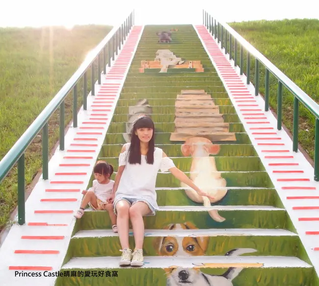 新北景點│蘆洲環提大道和永樂街口(近寵物公園)_河提美化【彩繪狗階梯】*好可愛！台灣首座越堤階梯彩繪～