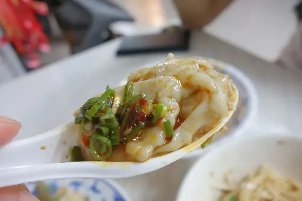 食尚玩家台南小吃推介的 (府前路)無名紅油抄手 陽春麵..花椒好香不麻口有推介..
