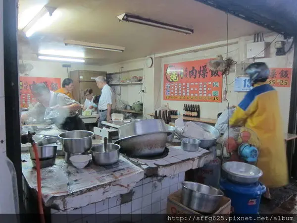 高雄左營區=<食>市場內臥虎藏龍的 老施炭燒肉燥飯=