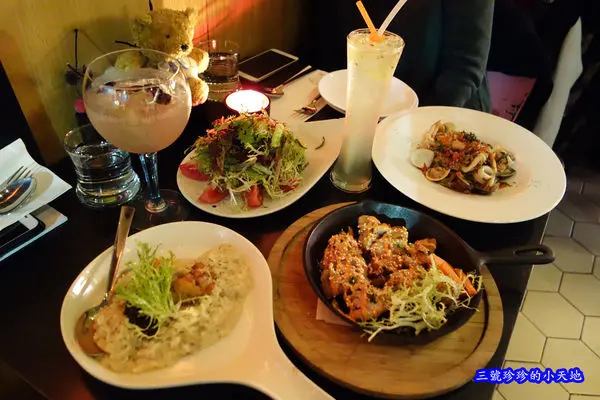 Playhouse家傢酒餐酒館．以酒入菜．國父紀念館餐酒館推薦．必點松露麻油雞燉飯 明太子高粱雞腿排 梅酒番茄沙拉