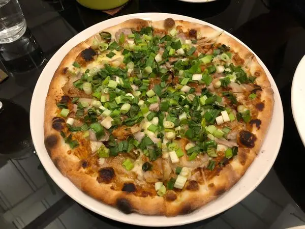 高雄食記【Zoe Cafe & Pizza Pasta】新堀江邊 民享街上 好吃的杜蘭麥粉酥炸小卷 懷念的剝皮辣椒雞披薩 滿滿台灣味的蔥花豆腐乳豬肉披薩