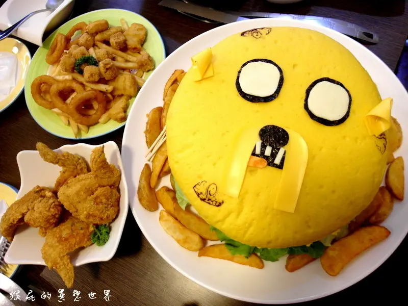 【台中美食】雙魚2次方！比臉還大巨無霸老皮漢堡！四個人也吃不完！超級大！ (近一中街)