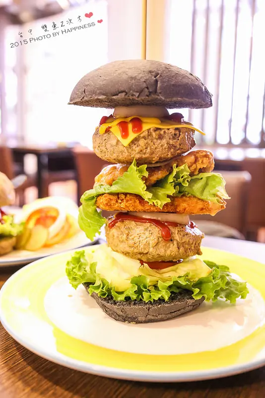 【台中一中商圈_北區】雙魚2次方 ♥ 大份量的Juicy創意美式漢堡Burger，好多可愛造型的漢堡組合，會噴汁的漢堡肉！一中街好吃美食餐廳，來台中必到訪景點之一！ ♥