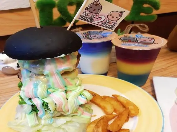 【台中】巨無霸驚聲尖叫吃完飽飽飽，霜降牛肉漢堡排鮮嫩多汁，招牌彩虹起司香醇濃郁，雙魚2次方就是要給妳飽餐一頓