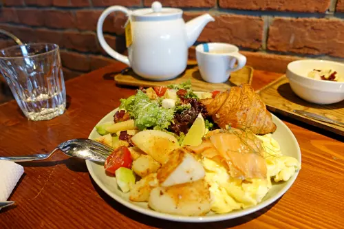 【台中美食】冰河咖啡  工業風格早午餐 餐點豐富 好適合放空的咖啡廳推薦