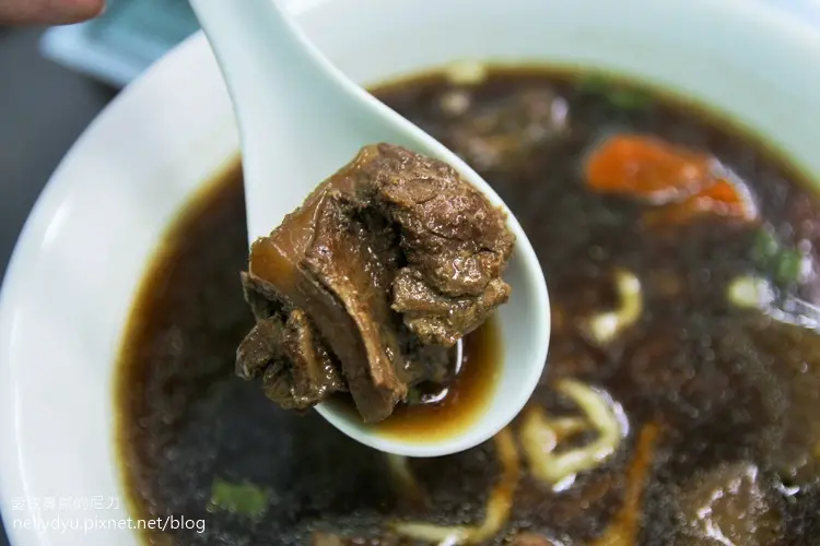 『食記』高雄苓雅。老魯記麵食館之新鮮蔬菜、水果熬煮的清甜湯頭