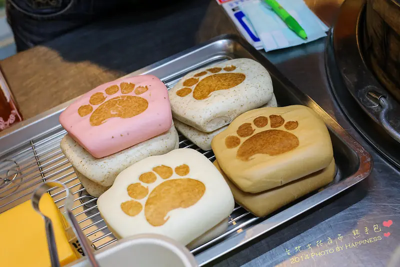 【台北士林_士林觀光夜市】熊手包 ♥ 熊掌刈包超可愛，當刈包變身成厚厚熊掌漢堡包，模樣吸睛到捨不得咬下♥