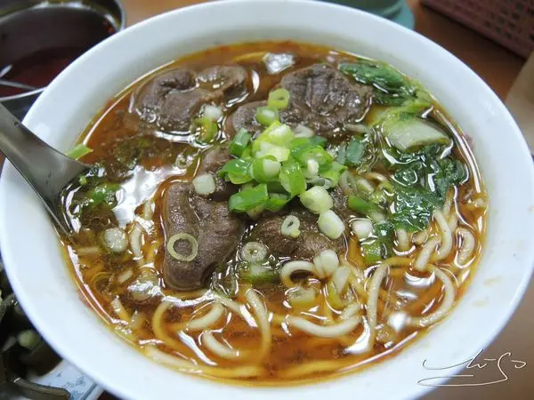 【永和 頂溪】老黃原汁牛肉麵 ➤ 2017食記 ▪ 永和排隊牛肉麵/小菜好吃/湯頭喝一口會上癮