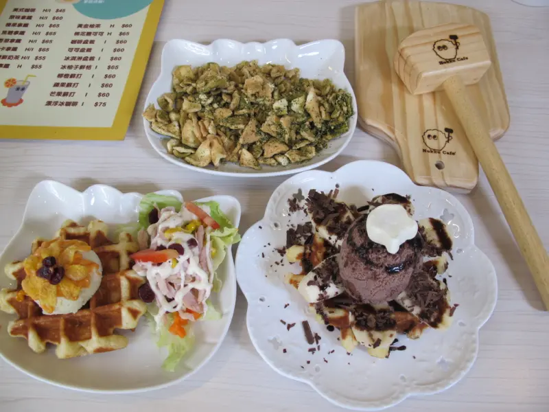 140817{嘉義美食}敲咖啡裡有有趣的雪球和比利時鬆餅~~可愛小店樂趣無窮~~連鬼鬼澤演也愛的雪球餅乾~~