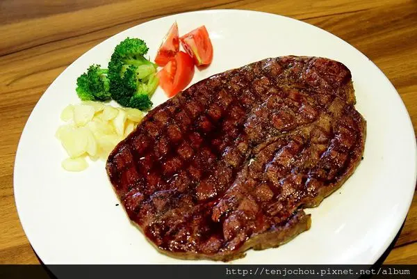 花花，甲飽沒【台北食記】著火美式炭烤牛排-比臉大牛排只要$280!