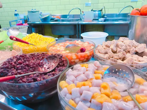 【桃園．中壢】鉅大自助冰城，２５年人氣冰店，滿滿的料任君選擇，想吃什麼加什麼！！稱重計價，便宜又大碗，還免費續冰耶！！