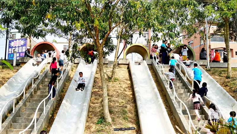 【老街溪河川教育中心】免門票入場～假日休閒好去處，四座時光隧道滑梯，讓小孩盡情的玩耍，野餐／奔跑／打球，一次都滿足，還有客家古厝可以參觀