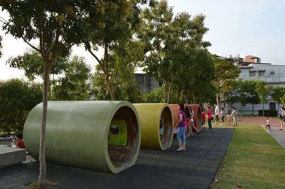 老街溪河川教育中心~~寓教於樂的生態景點．繽紛的水管溜滑梯讓小朋友玩到不想走