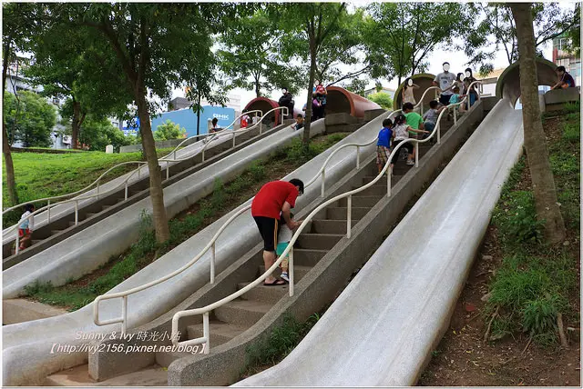 【免費好康報報】桃園中壢親子遊 - 老街溪河川教育中心 / 新勢公園。隧道水管溜滑梯大人小孩都愛玩，外加挑戰攀岩樂趣