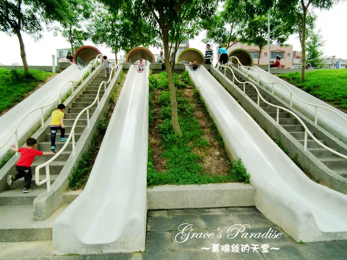 【桃園景點】中壢。老街溪河川教育中心--免費蹓小孩好去處，超好玩的水管溜滑梯！大人小孩爬上爬下玩不停～還可走走看生態