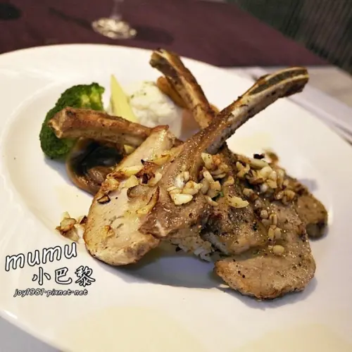 台南中西區]mumu小巴黎-精緻料理X微醺飲品!!推各種調酒，杯杯炫目迷人!豬腰肉排香唷!!        
      