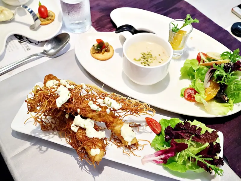 (台南。中西區美食)再訪{Mumu小巴黎}：美味煙花女鮮蝦麵，辣得夠開胃。旋風洋芋炸魚柳，巨大魚柳條，酥脆有聲。美饌＋美酒，帶給你異國浪漫的放鬆時光。