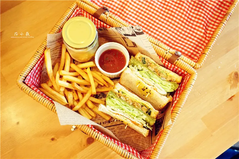 R-Star Coffee。喵星人咖啡廳，與貓同樂，獨特野菜籃三明治，野餐郊遊，整面花牆，ig熱門打卡景點，寵物友善餐廳!