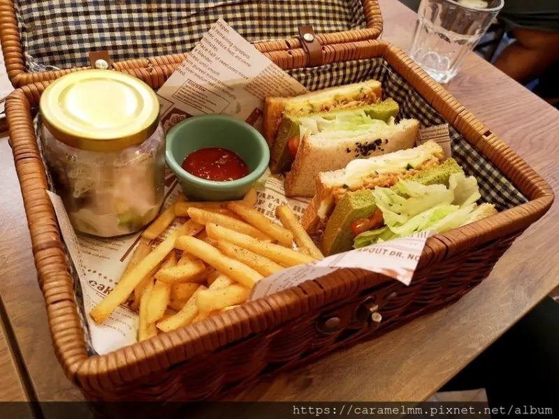 【台中西區】R星咖啡 R STAR COFE R星咖啡菜單 貓奴必訪餐廳 義大利麵 燉飯 三明治輕食 炸物 台中餐廳推薦 台中聚餐推薦 近廣三SOGO