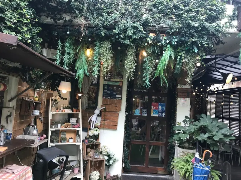 ［台中西區］R星咖啡 R-Star Coffee~繽紛少女心的貓咪餐廳，滿滿的喵陪吃飯，餐點好吃，少女瘋狂拍照的地方