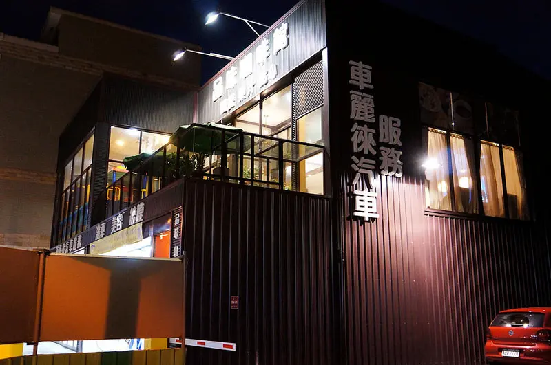 【台中親子餐廳推薦】品味咖啡館 - 可以順便吃飯溜小孩.順便洗車.旁邊有停車場.消費可抵