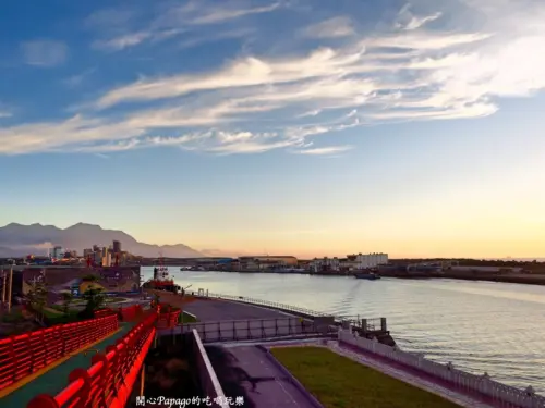 花蓮市新景點「85℃咖啡與海霸天，加上花蓮港景觀橋」：日出海平面完美演出