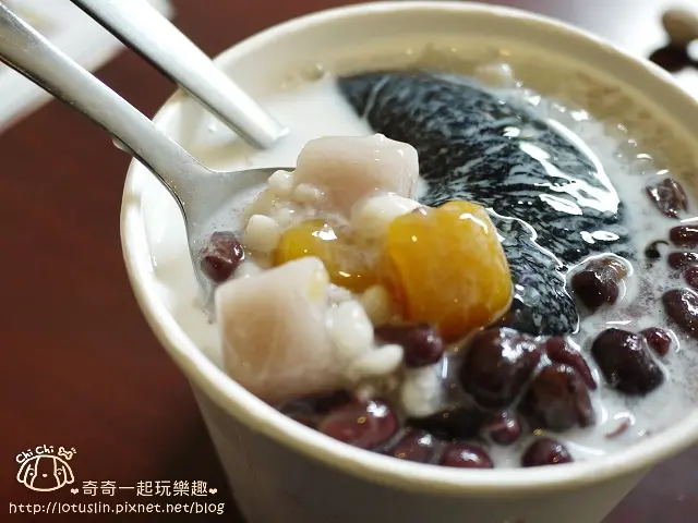 台南成大育樂街 黑工號嫩仙草 燒仙草 紅豆沙薏仁牛奶 厚片土司