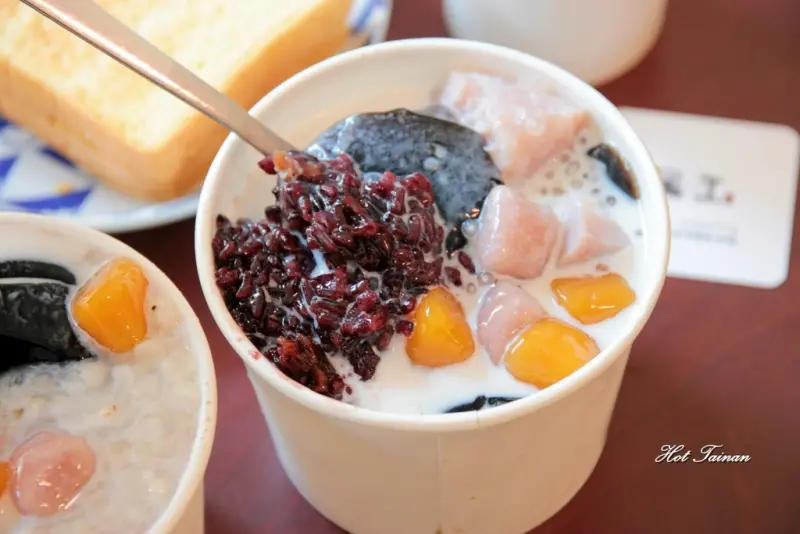 【台南東區】超人氣店家！黑工號嫩仙草：復仇者聯盟、超人、大黃蜂通通齊聚一堂！既好吃更具飽足感的嫩仙草專賣店