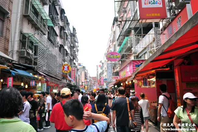 美食小吃與人潮一樣多的淡水老街