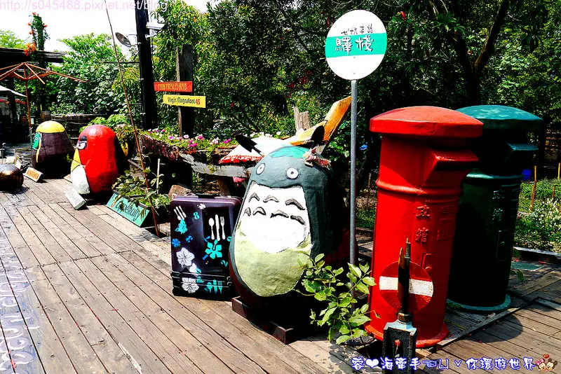 【台南▍親子旅遊】佳里龍貓村(香草驛棧農場)♥像電影中陪龍貓等公車的畫面，活脫脫在現實中上演~