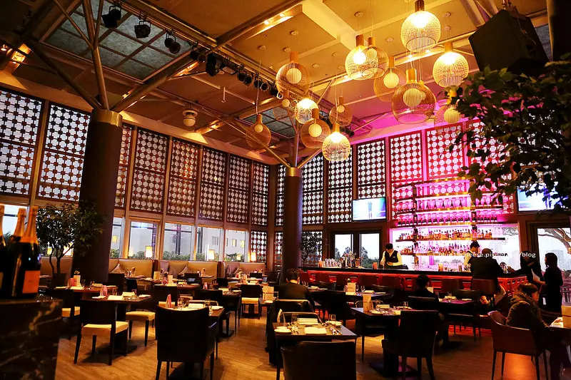 【台中西屯】映景觀餐廳 - 情人節套餐.慶生求婚地點.燈光美氣氛佳.餐點精緻.熟成牛排美味.可惜跟鄰桌有點近.裕元花園酒店八樓