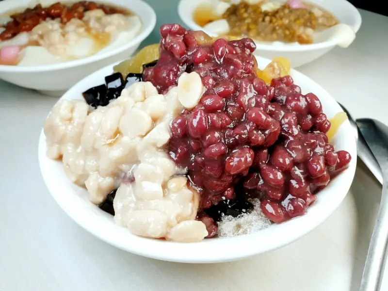 台中美食 │ 美村豆花 台中老字號豆花店 剉冰、仙草、豆花、湯圓 十多種自慢配料 廣三SOGO百貨週邊必吃傳統美食