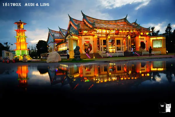 【彰化。鹿港】護聖宮。玻璃媽祖廟。藍夜裡琉璃般的水晶宮殿