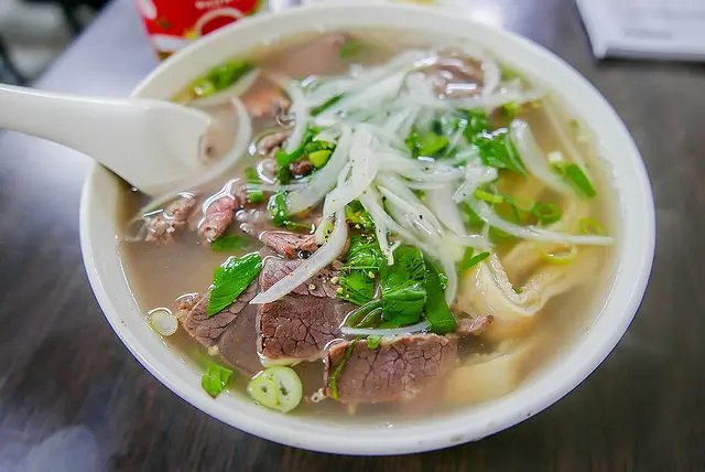 【台北捷運美食】【雙連站美食】寧夏夜市-阿忠越式傳統牛肉河粉