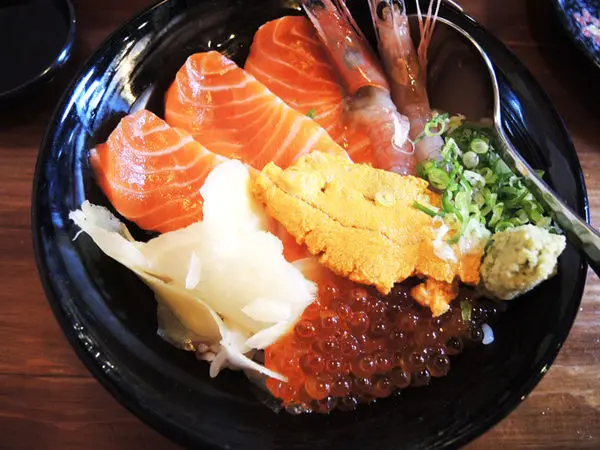 宜蘭宜蘭) Hao すし生魚片、冷丼、握壽司專賣- 在地人推薦!  宜蘭市中心也能吃到新鮮又讓你滿足丼飯