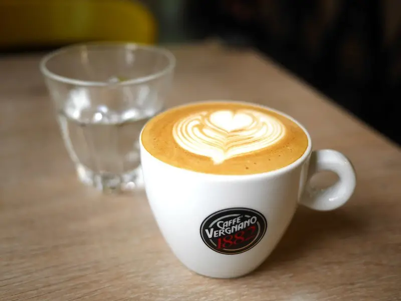 【台北美食】Astar Coffee House，隱身像弄間的老宅咖啡屋。近捷運中山國中站、台北大學台北校區咖啡廳。(美式咖啡．拿鐵．卡布奇諾．輕食．BLT三明治．台北漫遊．低消一杯飲品．插座費很貴)