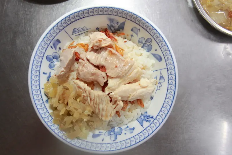 吃。嘉義市｜嘉義特色小吃火雞肉飯，網路排隊名店，充滿油蔥酥滋味の火雞肉飯，整體口感美味定價合理範圍「劉里長火雞肉飯」。