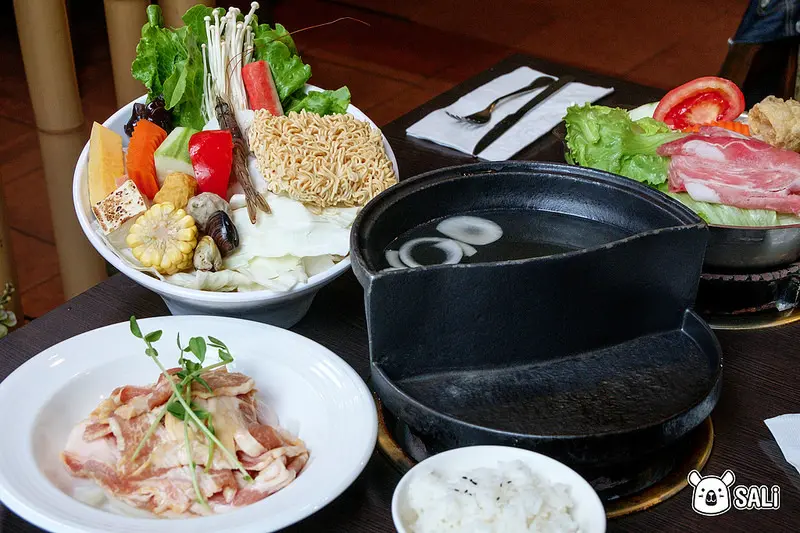 彰化田中  森北海道鍋物｜湯頭清甜用料新鮮，使用獨特造型的鑄鐵翻牆鍋，讓饕客享受一鍋三吃的樂趣！更有份量十足的牛排及鍋物的組合，等著你攻略～田中聚會餐廳推薦