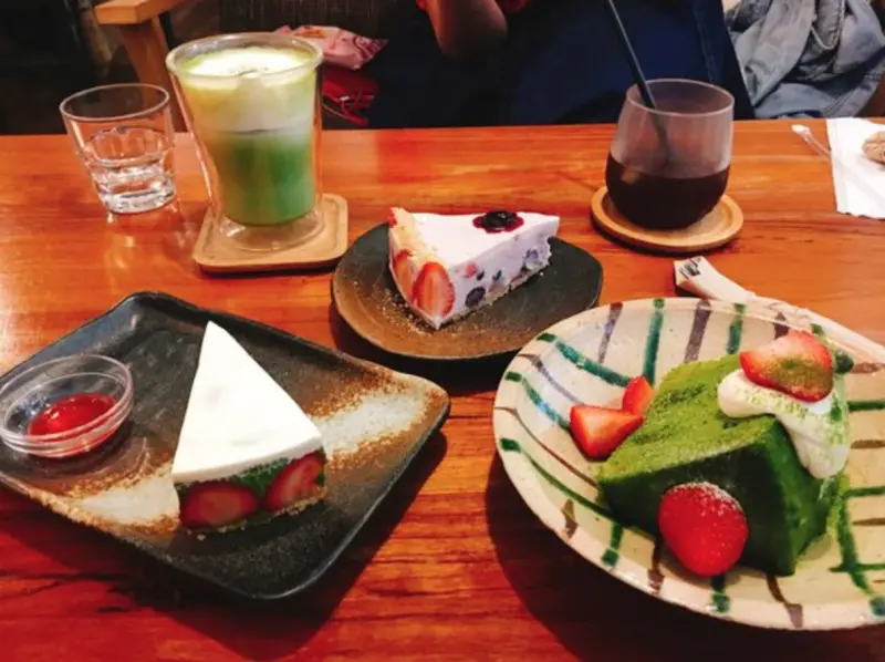《台北❤️松山》六丁目Cafe🍰民生社區日系風咖啡廳，抹茶控必吃2.5倍濃抹茶草莓生乳酪！
