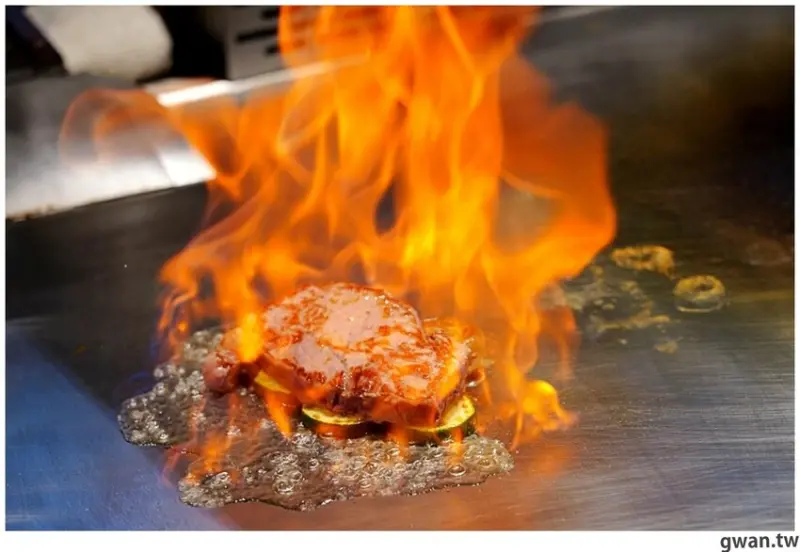 夏慕尼台中大隆店重新開幕，推出視覺系火焰肋眼，期間限定法式夢幻套餐又來了！ 