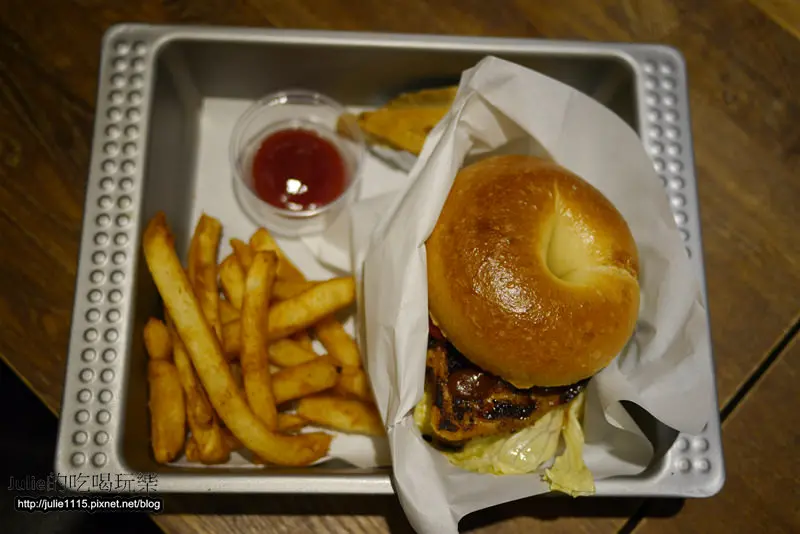 板橋早午餐●Bügel Bagel Coffee新板壹號店(輕食、下午茶、貝果餐)(板橋站、府中站)(近板橋遠百)