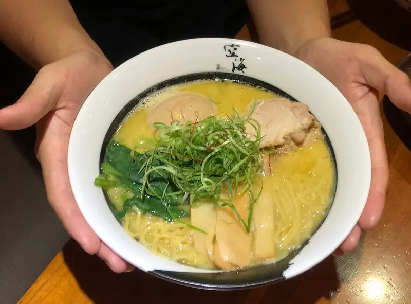 【台中美食】空海拉麵，台中大隆店。必吃純雞拉麵，雞肉叉燒鮮嫩好吃。下午時段不打烊，好停車交通便利。