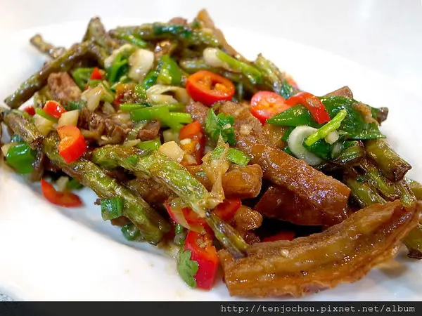 花花，甲飽沒【台北食記】平價快炒 便宜熱炒的顛峰之作！東區216巷必吃美食推薦