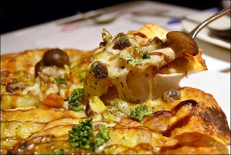 台中美食推薦。Ping18品十八日法輕食。附最新菜單。餐點精緻多樣選擇大份量用料不手軟。推薦義大利麵、排餐、薄餅披薩以及高CP值商業午餐