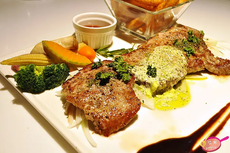 台中新日法輕食餐廳。Ping18。法國藍帶主廚引領視覺與味覺新時尚饗宴。大推~雞の唐揚沙拉、香煎牛排12oz、松露牛肝菌義大利麵佐香煎雞排，商業午餐、精緻甜點也不錯!