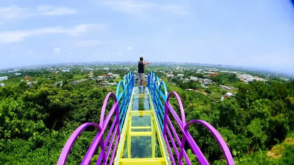 2017宜蘭最新天空步道【兔子迷宮景觀餐廳】彩虹玻璃天空步道/暑假熱門IG打卡景點/宜蘭員山新景點